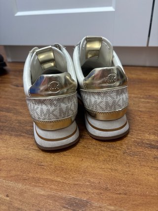 Zapatillas Michael Kors Blancas y Doradas