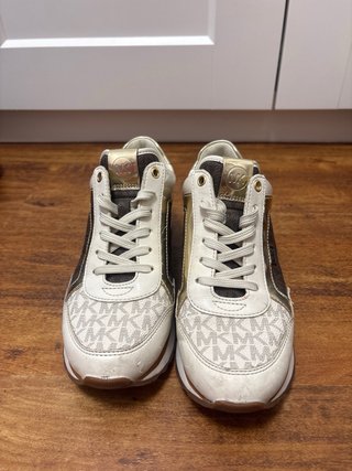 Zapatillas Michael Kors Blancas y Doradas