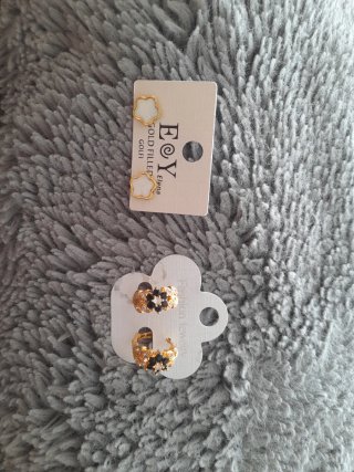 Pendientes dorados con detalles negros