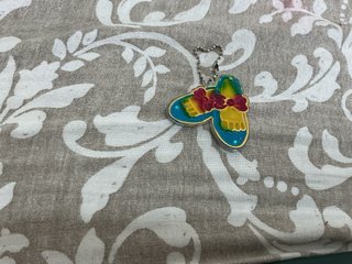 Llaveros, varita y collar de juguete