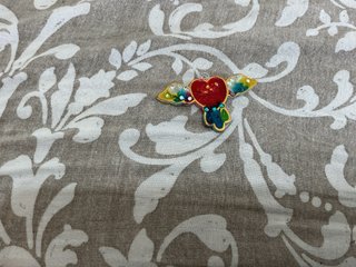 Llaveros, varita y collar de juguete