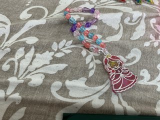 Llaveros, varita y collar de juguete