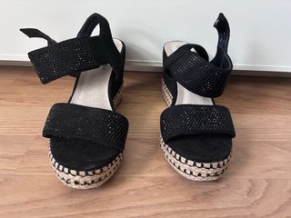 Sandalias cuña Xti negras con pedrería
