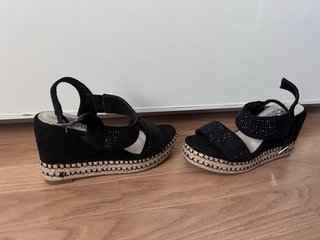 Sandalias cuña Xti negras con pedrería