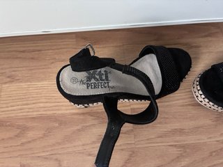 Sandalias cuña Xti negras con pedrería