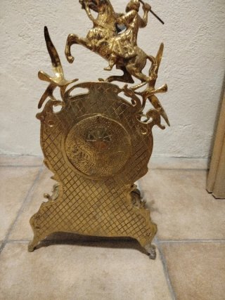 Reloj de sobremesa dorado con figura ecuestre