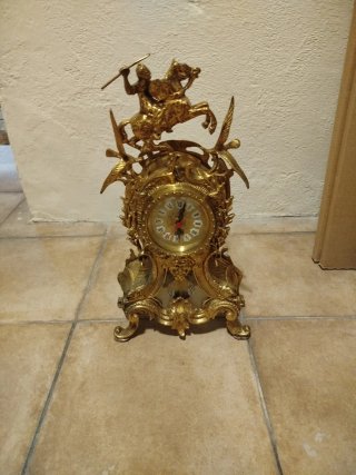 Reloj de sobremesa dorado con figura ecuestre