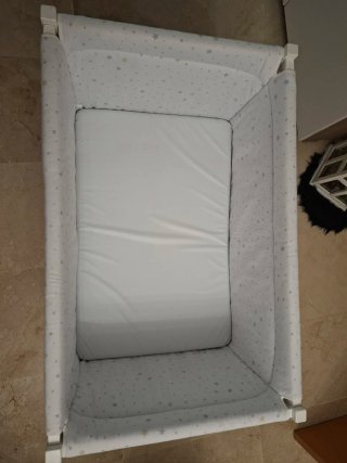 Cuna de bebé con estrellas