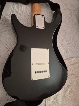 Guitarra Eléctrica Behringer Negra