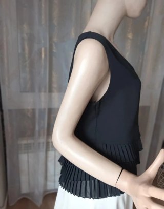 Blusa negra con volantes