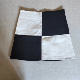 Minigonna a blocchi bianco e nero