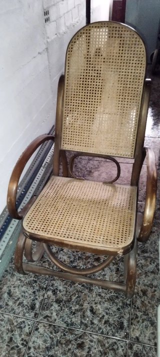 Mecedora antigua de ratán y madera