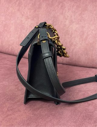 Borsa Love Moschino nera con catena oro