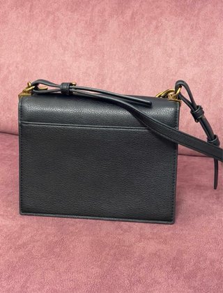 Borsa Love Moschino nera con catena oro