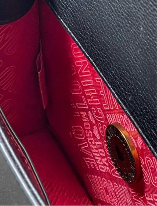 Borsa Love Moschino nera con catena oro
