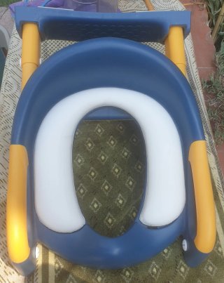 Orinal azul y amarillo con escalón