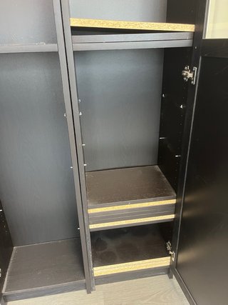 Mueble de salón negro con puertas de cristal