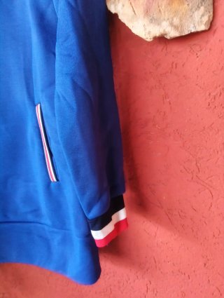 Felpa uomo blu con cappuccio e tasche