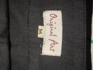 Falda midi negra y roja con estampado