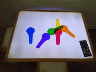 Lote de mesa de luz Latt con 2 sillas y accesorios