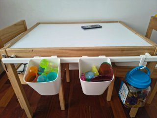 Lote de mesa de luz Latt con 2 sillas y accesorios