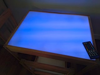 Lote de mesa de luz Latt con 2 sillas y accesorios