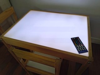 Lote de mesa de luz Latt con 2 sillas y accesorios