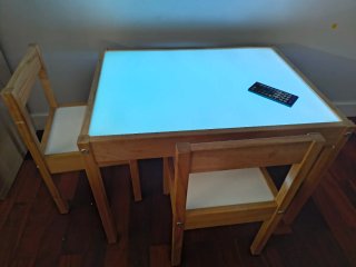 Lote de mesa de luz Latt con 2 sillas y accesorios