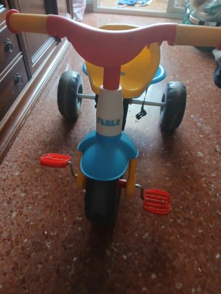Triciclo infantil amarillo, rojo y azul