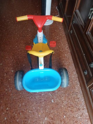 Triciclo infantil amarillo, rojo y azul