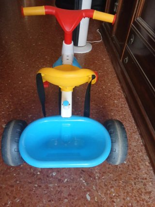 Triciclo infantil amarillo, rojo y azul
