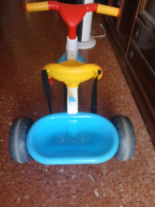 Triciclo infantil amarillo, rojo y azul