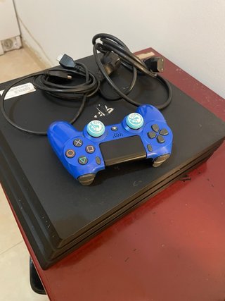 Ps4 Pro con cables y mando azul