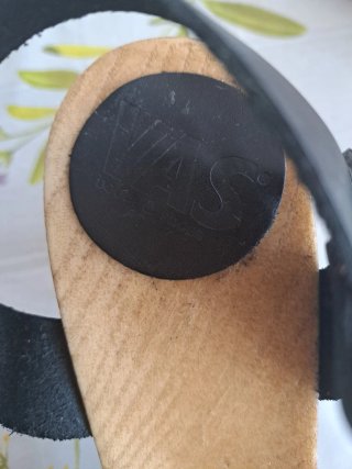 Sandalias de madera negras y marrones