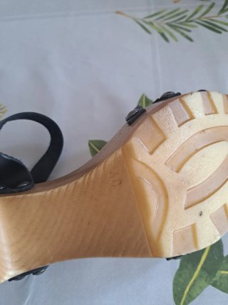 Sandalias de madera negras y marrones