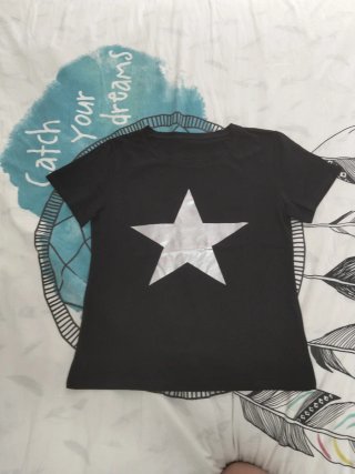 Camiseta negra con estrella plateada