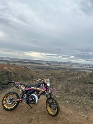 Rieju MRT 50cc ciclomotor dorado y rosa