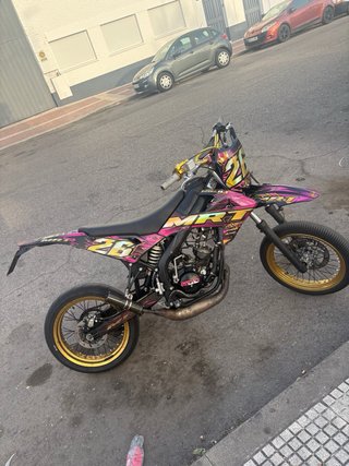 Rieju MRT 50cc ciclomotor dorado y rosa
