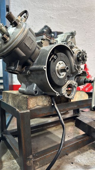 Rieju MRT 50cc ciclomotor dorado y rosa