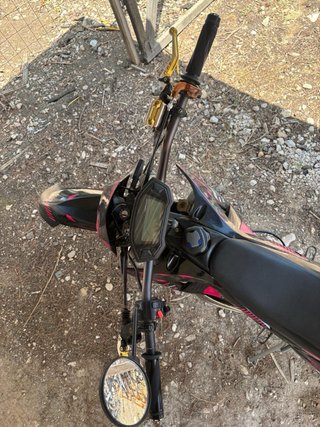Rieju MRX 50 Negra y Rosa con Llantas Doradas