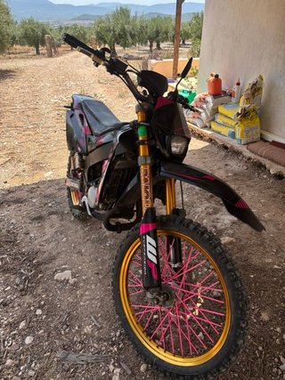 Rieju MRX 50 Negra y Rosa con Llantas Doradas