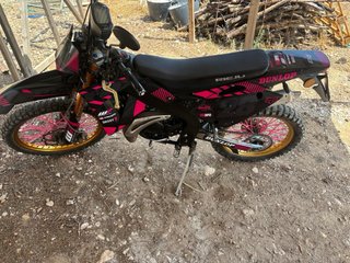 Rieju MRX 50 Negra y Rosa con Llantas Doradas
