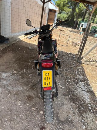 Rieju MRX 50 Negra y Rosa con Llantas Doradas