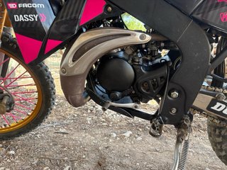 Rieju MRX 50 Negra y Rosa con Llantas Doradas