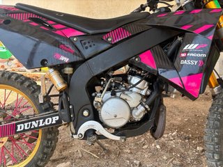 Rieju MRX 50 Negra y Rosa con Llantas Doradas