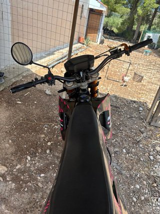 Rieju MRX 50 Negra y Rosa con Llantas Doradas