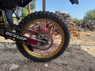 Rieju MRX 50 Negra y Rosa con Llantas Doradas