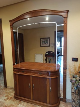 Mueble recibidor de madera con espejo