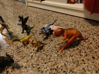 Dinosaurios, animales mitológicos y soldados