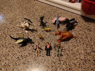 Dinosaurios, animales mitológicos y soldados